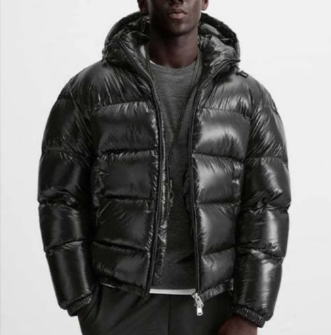 Schwarze kurze Daunenjacke mit Kapuze – Warm und bequem
