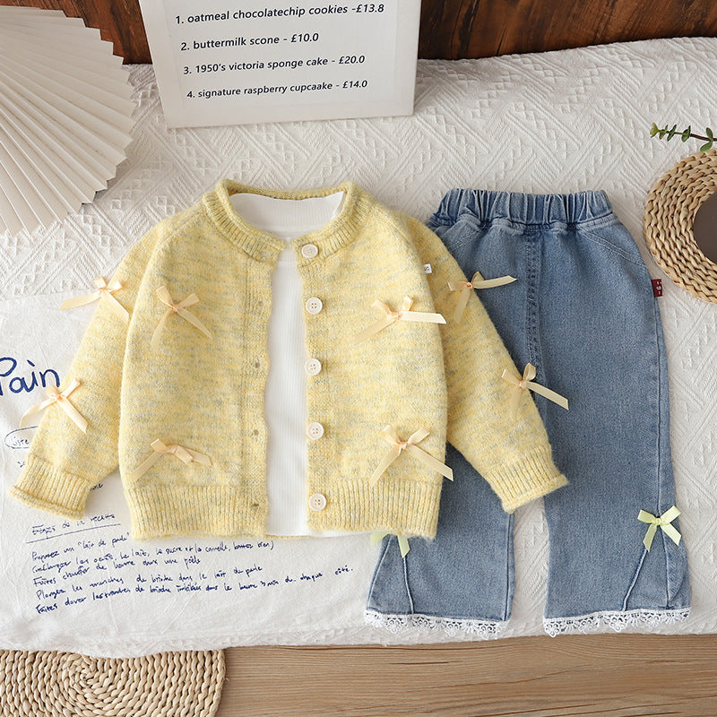 Dreiteiliges Set bestehend aus Strickjacken und Pullovern für Kinder für Frühling und Herbst