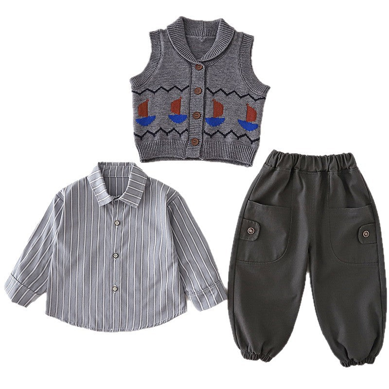 Lässiger Strickwesten-Cardigan-Dreiteiler für den Frühling