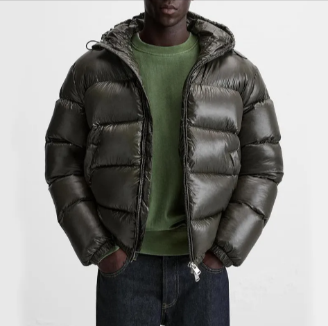 Schwarze kurze Daunenjacke mit Kapuze – Warm und bequem