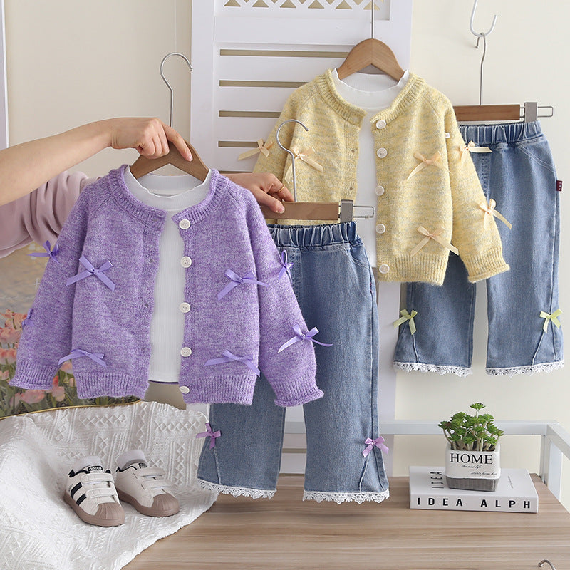 Dreiteiliges Set bestehend aus Strickjacken und Pullovern für Kinder für Frühling und Herbst
