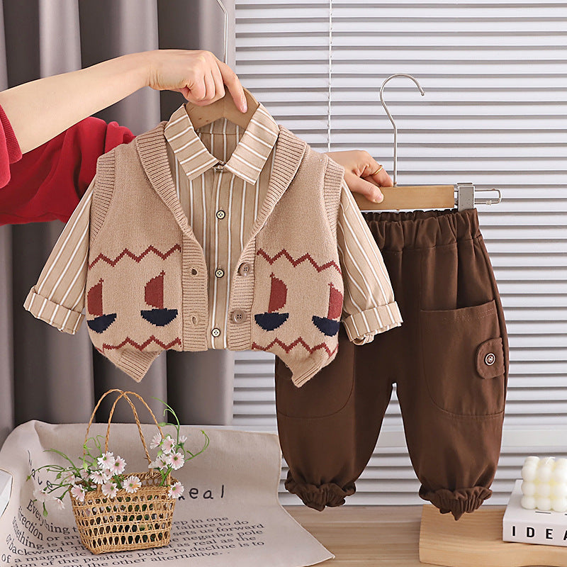 Lässiger Strickwesten-Cardigan-Dreiteiler für den Frühling