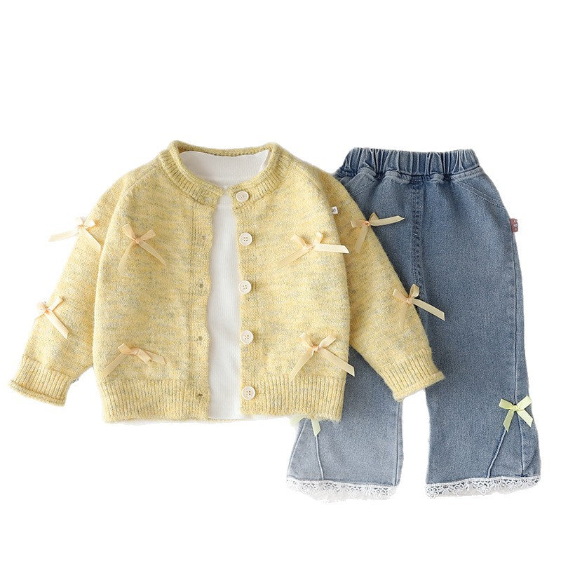 Dreiteiliges Set bestehend aus Strickjacken und Pullovern für Kinder für Frühling und Herbst