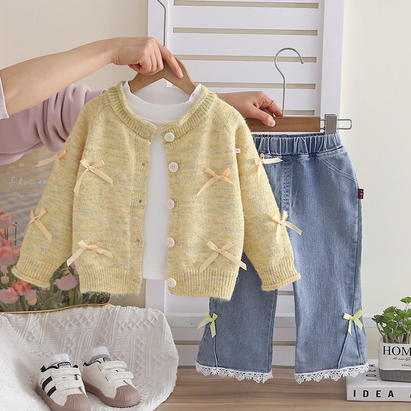 Dreiteiliges Set bestehend aus Strickjacken und Pullovern für Kinder für Frühling und Herbst