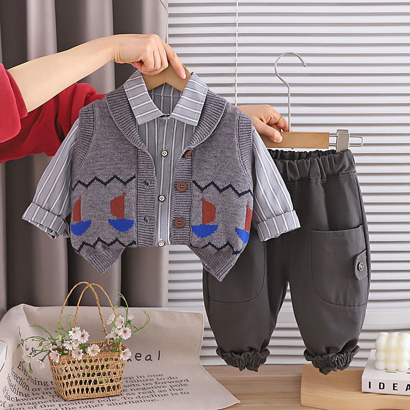 Lässiger Strickwesten-Cardigan-Dreiteiler für den Frühling