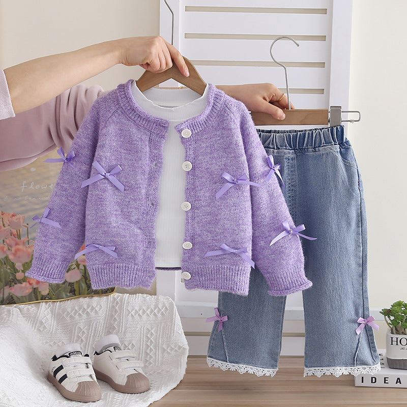 Dreiteiliges Set bestehend aus Strickjacken und Pullovern für Kinder für Frühling und Herbst